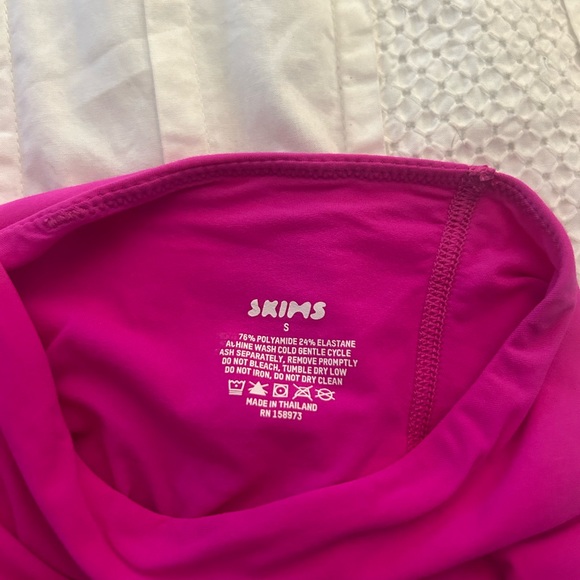 Skims “fits everybody” high neck bralette in fuschia - Picture 4 of 4